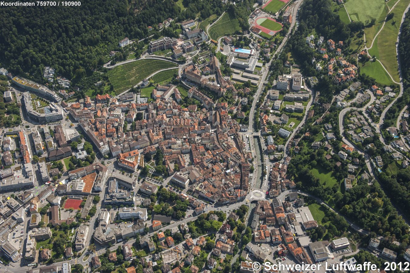 Chur, Hauptstadt des Kantons Graubünden; Blickrichtung E; Fluss 'Plessur' östlich der Altstadt gegen S fliessend. Besiedlung nachgewiesen bereits um 13'00 b.p. Römische Siedlungsspuren (Thermenanlage, Triumphbogen), in spätröm. Zeit: Kastell. Im 4. Jhd. erstes Bistum nördlich der Alpen.